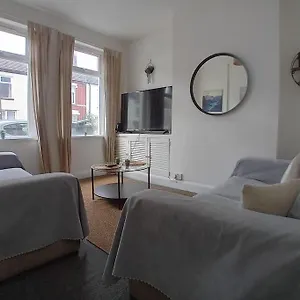 Large Family Location 3 Double Bedrooms And 1 Single Bedroom , Cardiff United Kingdom